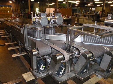 Can Conveyor with Vertical Conveyor Machine